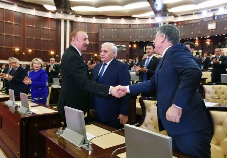 Prezident Oktay Əsədovla belə sağollaşdı - FOTOLAR Prezident Oktay Əsədovla belə sağollaşdı - FOTOLAR